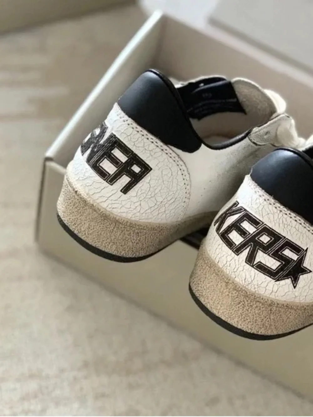 Golden Goose white low-top sneakers with black star and cream laces - Picture 4 of 7